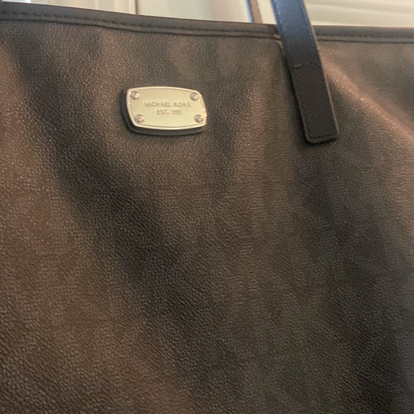 Michael Kors authentic tote. - Picture 3 of 10